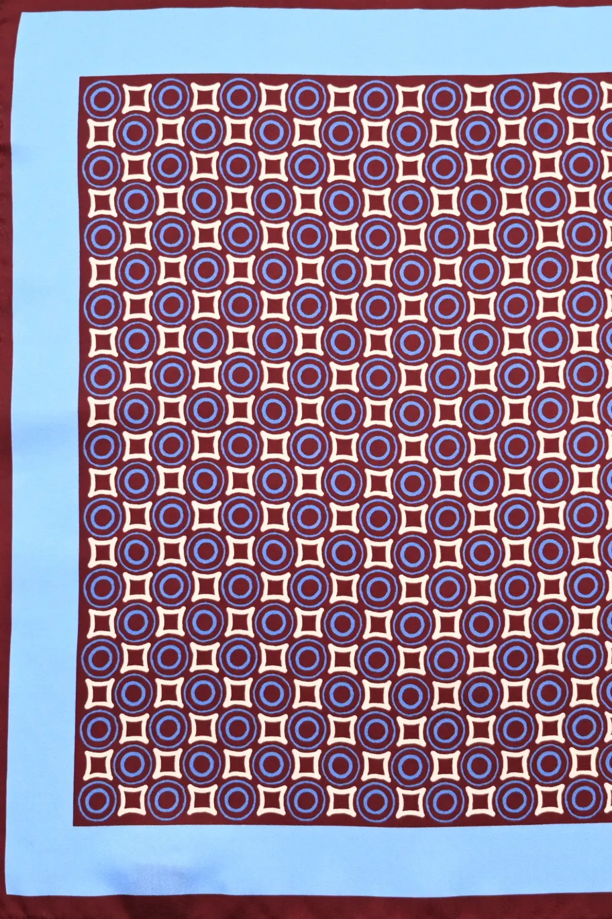 Einstecktuch mit rot blauen Kreisen Detail