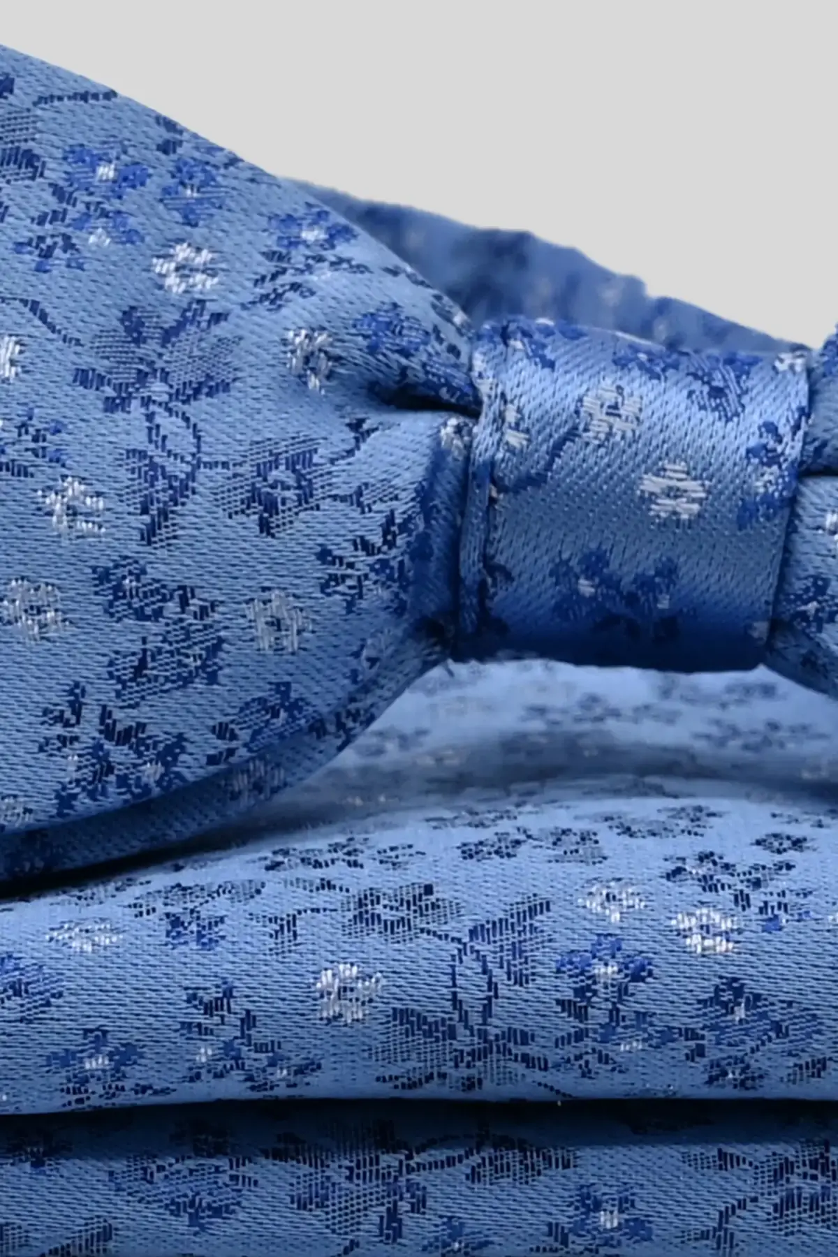 Fliege mit Einstecktuch Blau Florales weißes Muster Detail